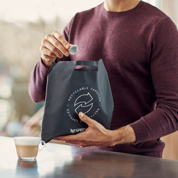 Krups Nespresso Citiz & Milk XN7615 Kersenrood product in gebruik