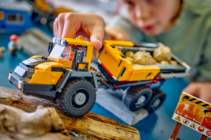 LEGO City Kiepwagen en voorlader 60494 product in gebruik