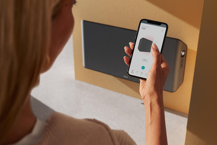 Duux Edge Smart Convector 2000W Grijs product in gebruik