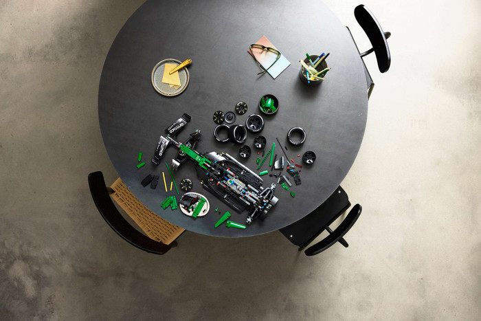 LEGO Technic Aston Martin Aramco AMR25 F1 auto 42240 visual leverancier