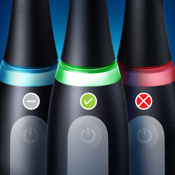 Oral-B iO 3 Zwart en Blauw Duo pack product in gebruik