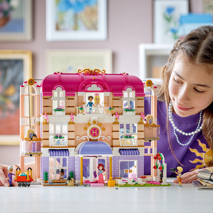 LEGO Friends Heartlake City Grand Hotel 42704 product in gebruik