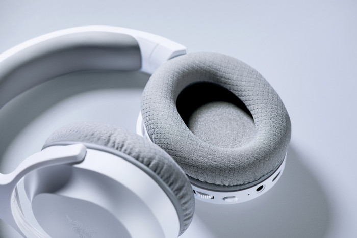 Razer Barracuda X Wireless Gaming Headset - Mercury White (2022) product in gebruik