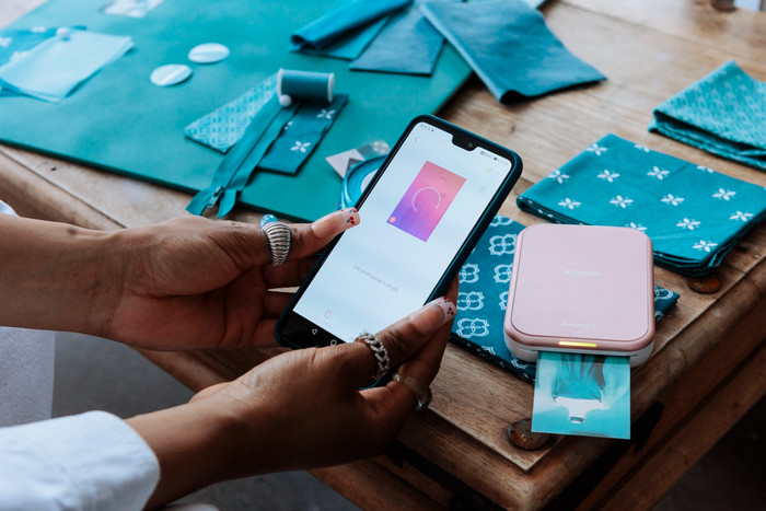 Canon Zoemini 2 Pink product in use