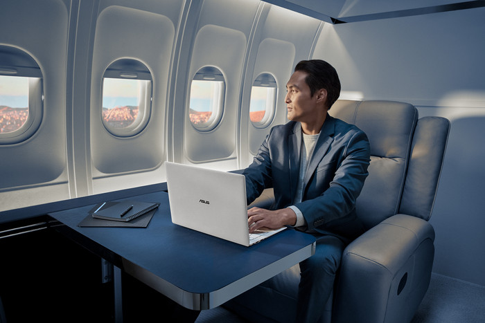 ASUS ExpertBook Ultra 14'' OLED Copilot+PC B9406CAA-TH0875X-S QWERTY product in gebruik