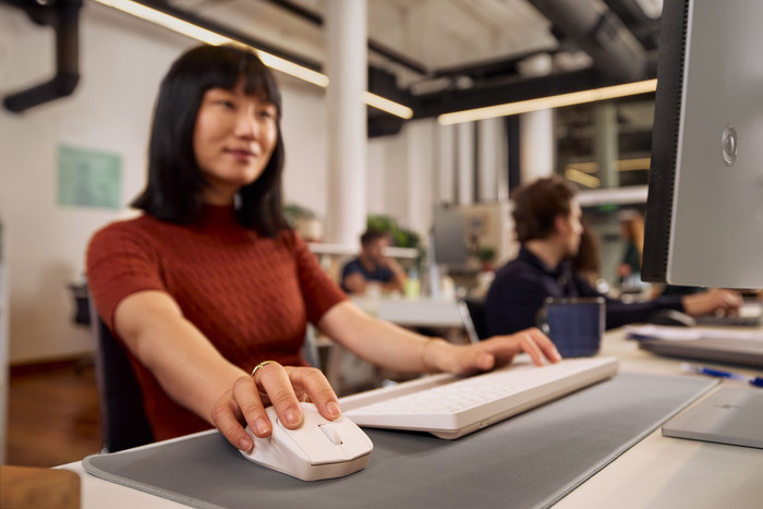 HP 490C Multi-Device Dual-Mode Toetsenbord en Muis Wit QWERTY product in gebruik