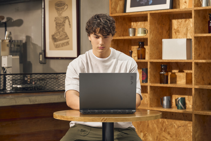 ASUS TUF Gaming 16 FA608UM-RV231W product in gebruik