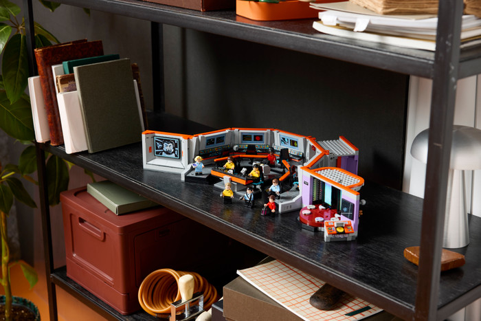 LEGO Icons Star Trek: U.S.S. Enterprise NCC-1701 Brug 11385 product in gebruik
