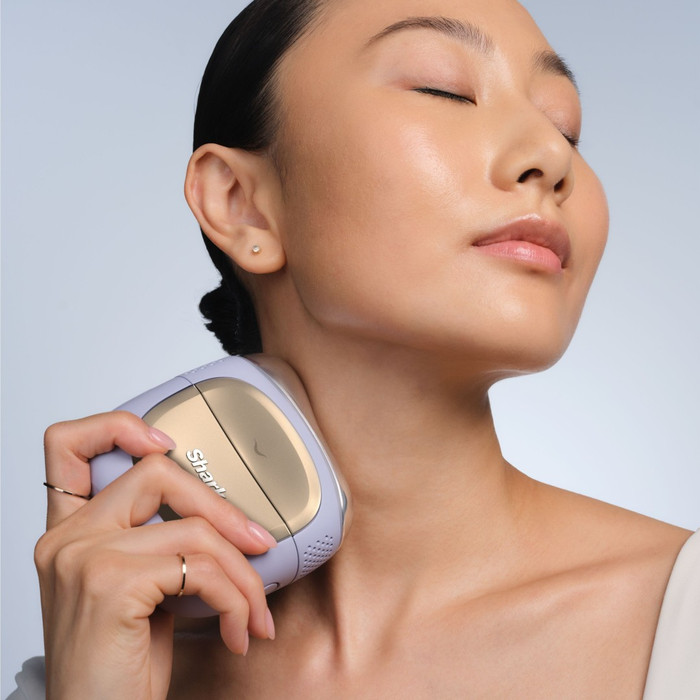 Shark FacialPro Glow + DePuffi FH320EUPL Paars product in gebruik