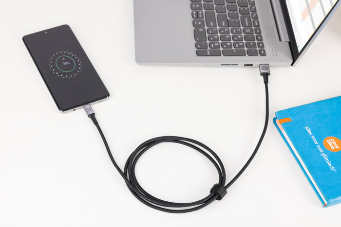 BlueBuilt Usb A naar Micro Usb Kabel Nylon Zwart 3m product in gebruik