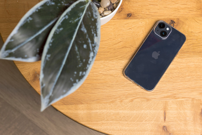 BlueBuilt Apple iPhone 14 Screenprotector Glas + BlueBuilt Soft Case Back Cover product in gebruik