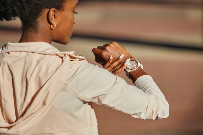 Garmin Vivomove Trend Roségoud/Wit product in gebruik