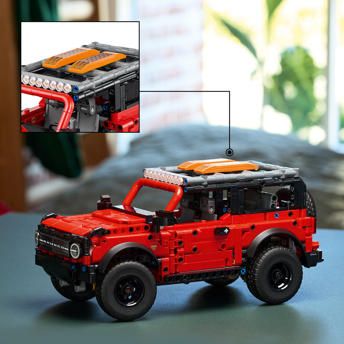 LEGO Technic Ford Bronco 42213 detail