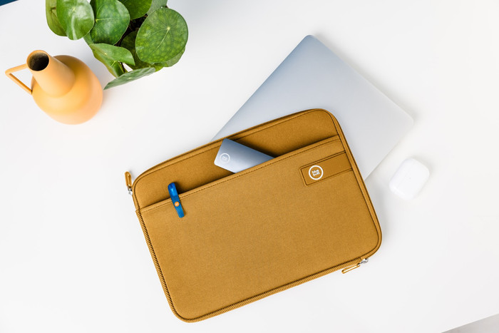 BlueBuilt Laptophoes voor Apple MacBook Pro 16 inch Geel product in gebruik