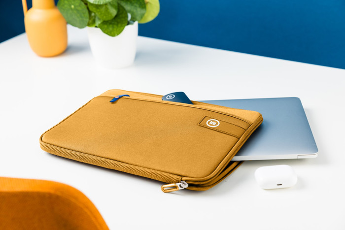 BlueBuilt Laptophoes voor Apple MacBook Pro 16 inch Geel product in gebruik