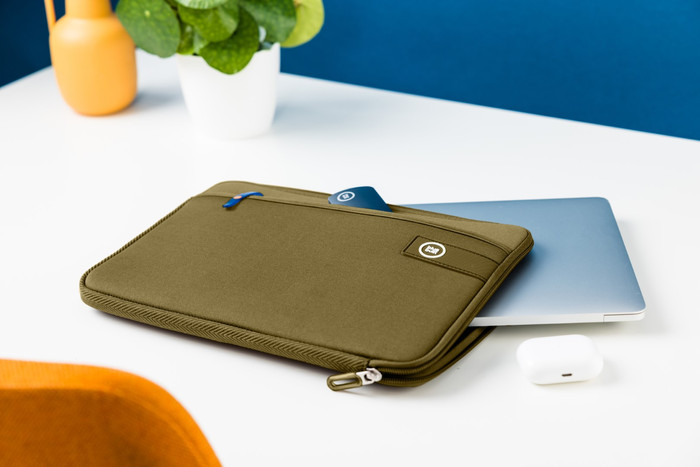 BlueBuilt Laptophoes voor Apple MacBook Pro 16 inch Groen product in gebruik