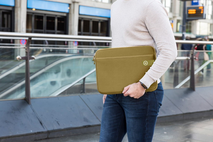BlueBuilt Laptophoes voor Apple MacBook Pro 16 inch Groen product in gebruik