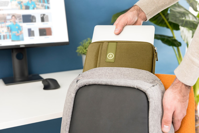 BlueBuilt Laptophoes voor Apple MacBook Pro 16 inch Groen product in gebruik
