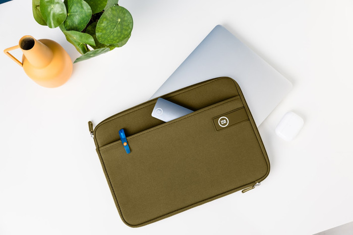 BlueBuilt Laptophoes voor Apple MacBook Pro 16 inch Groen product in gebruik