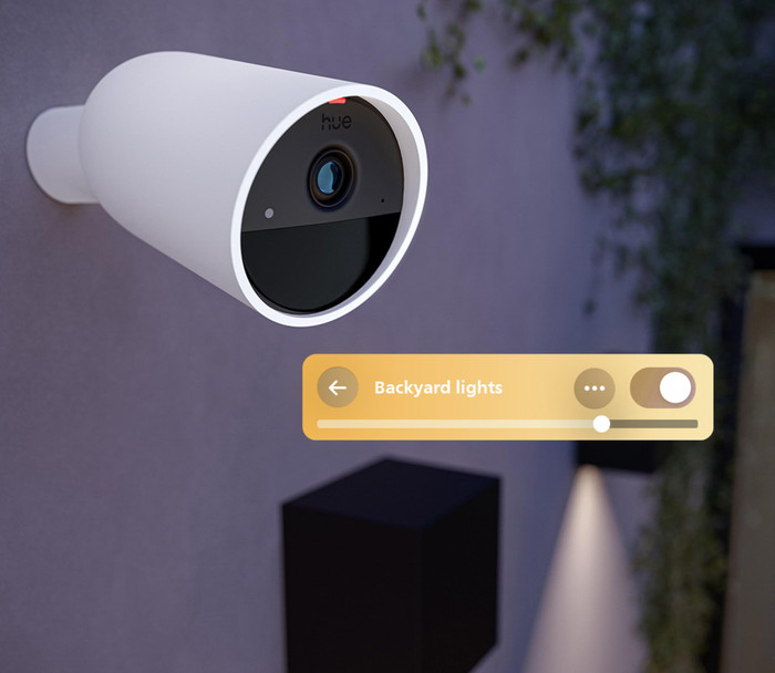 Philips Hue Secure Beveiligingscamera met batterij 2K Wit product in gebruik