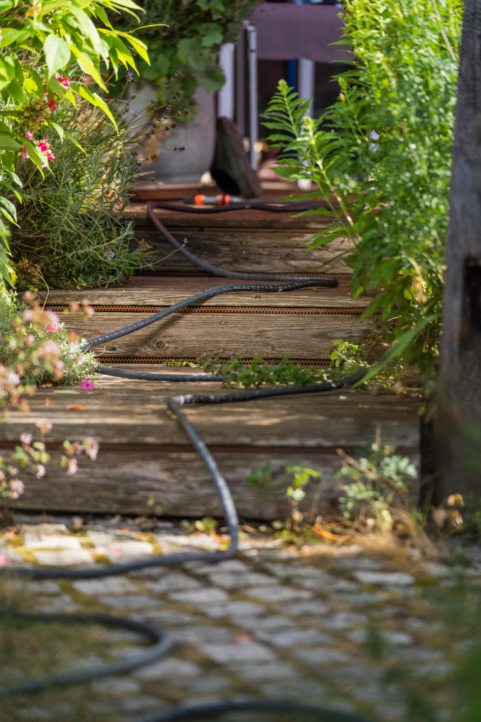 Gardena Textielslang Liano Life 15m Set + Gardena Classic Multifunctionele Broes product in gebruik