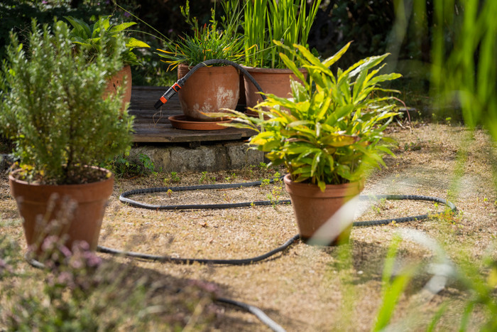 Gardena Textielslang Liano Life 15m Set + Gardena Classic Multifunctionele Broes product in gebruik