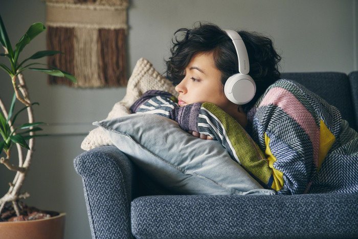Sony WH-CH520 Wit + BlueBuilt Quick Charge Oplader met Usb A Poort 18W Zwart product in gebruik