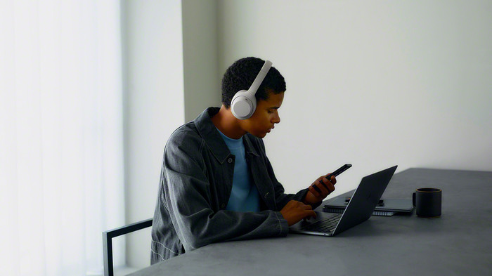 Sony WH-1000XM4C Silver product in use
