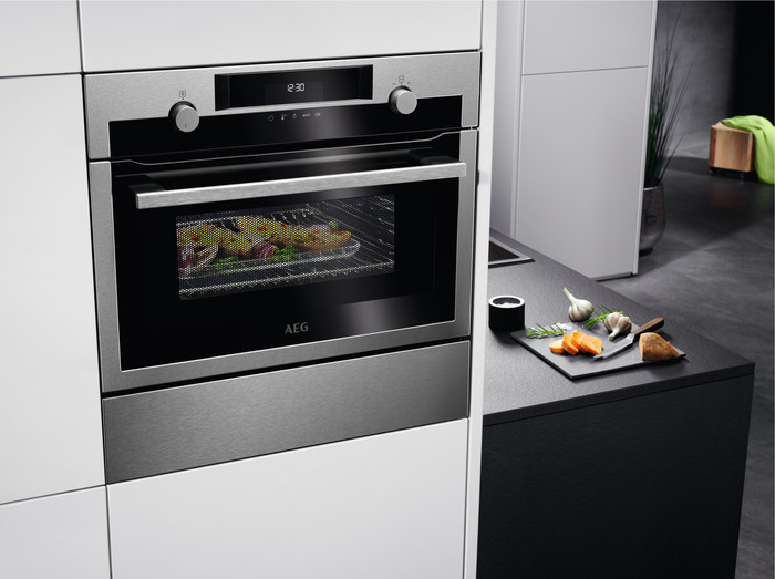 AEG KME565060M CombiQuick product in use