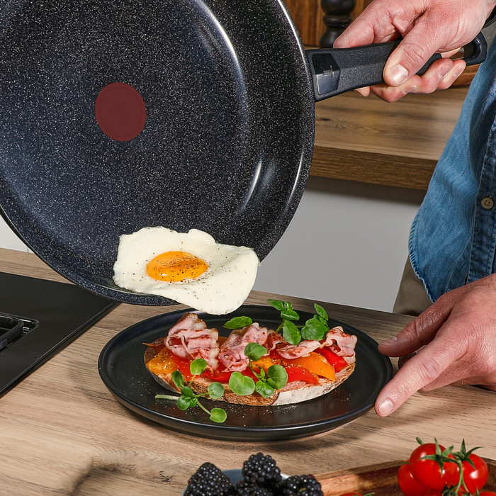 Tefal Ceramic Control Grey koekenpan 28 cm product in gebruik