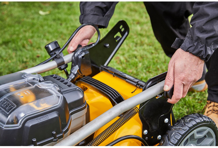 DeWalt DCMW564P2-QW product in use