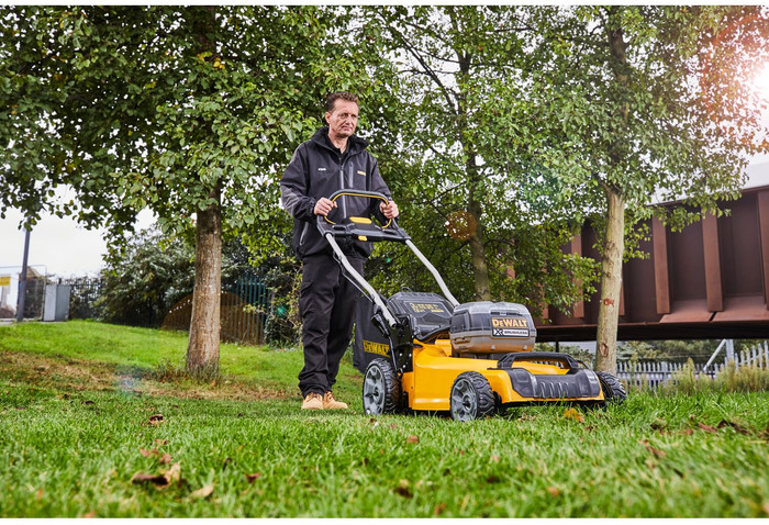 DeWalt DCMW564P2-QW product in use