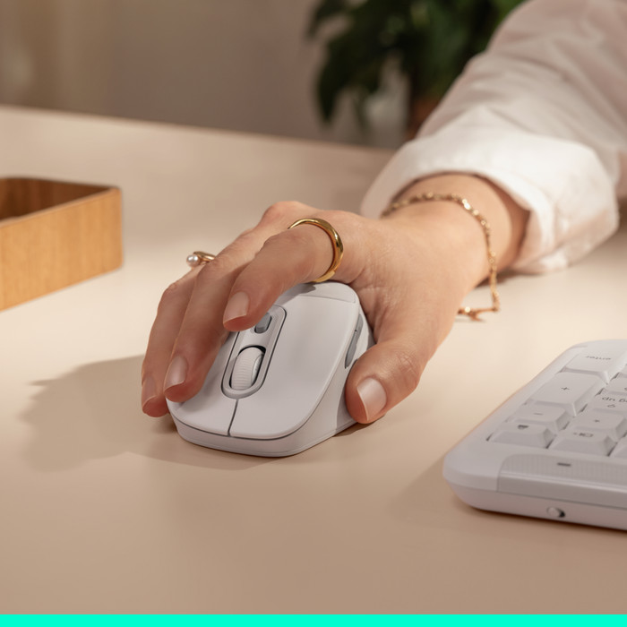 Logitech Signature Comfort Plus M850 L Draadloze Muis Off-White product in gebruik