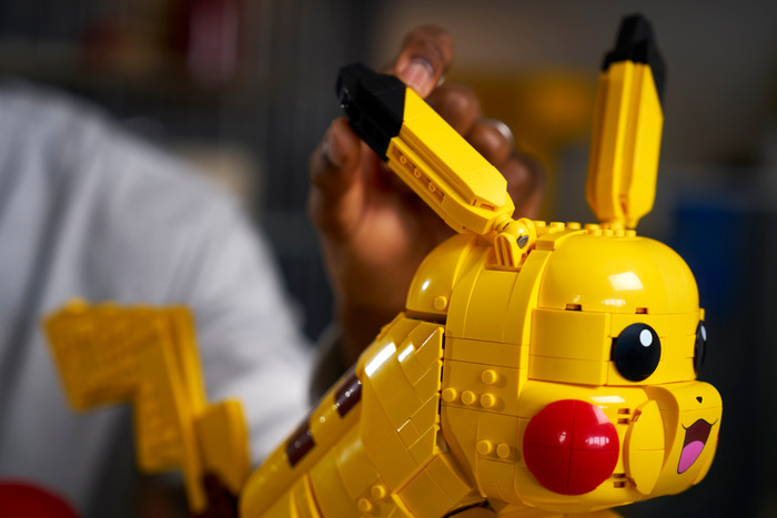 LEGO Pokémon Pikachu en Pokéball 72152 product in gebruik