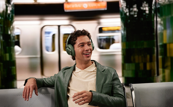 JBL Live 780NC Groen product in gebruik