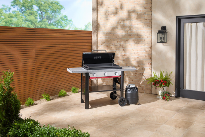Weber Slate GPD 71cm Premium Plancha product in use