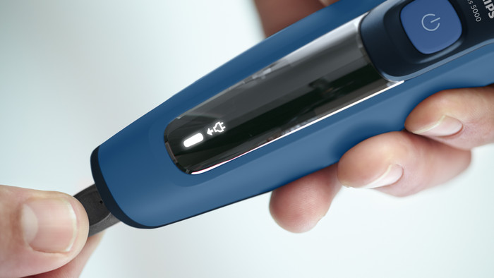 Philips Shaver Series 5000 S5466/17 product in use