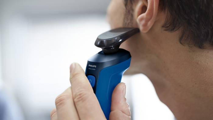 Philips Shaver Series 5000 S5466/17 product in use
