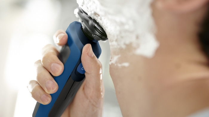 Philips Shaver Series 5000 S5466/17 product in use