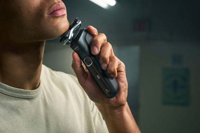 Philips Shaver Series 5000 S5884/69 product in use