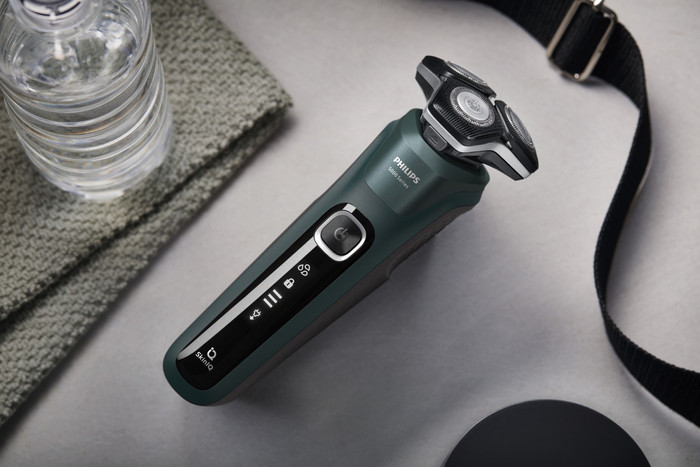 Philips Shaver Series 5000 S5884/69 product in use