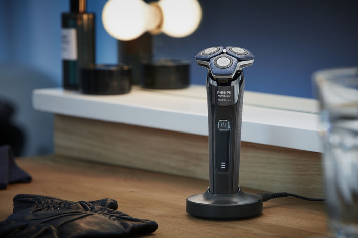 Philips Shaver Series 7000 S7886/63 product in use
