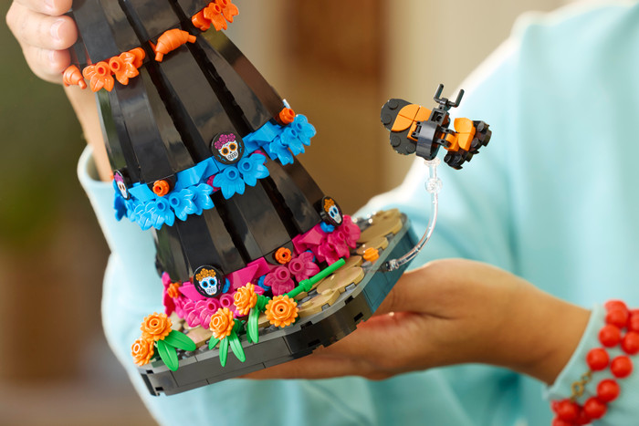 LEGO Ideas La Catrina 21372 product in gebruik