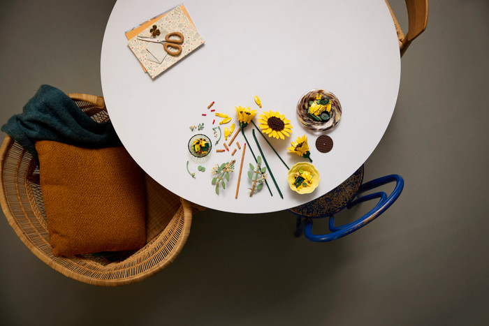 LEGO Botanicals Boeket met Zonnebloemen 11502 product in gebruik