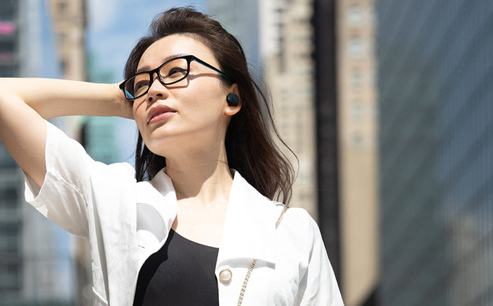 JBL Tune Buds Zwart product in gebruik