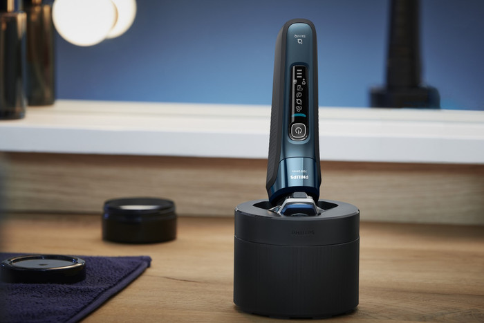 Philips Shaver Series 7000 S7882/55 product in use