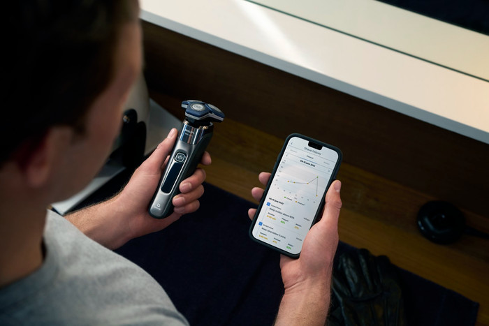 Philips Shaver Series 7000 S7887/58 product in use