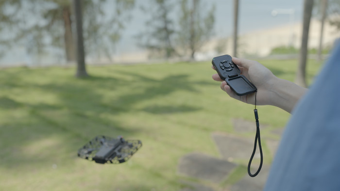 HOVERAir Versa Smart Mini Controller MiCo product in gebruik