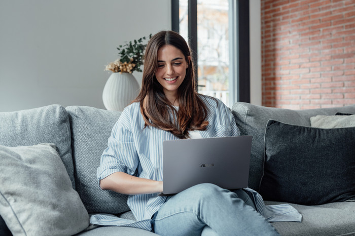 ASUS ExpertBook P5 G2 16'' OLED Copilot+PC 5606CGA-PL0034X QWERTY product in gebruik