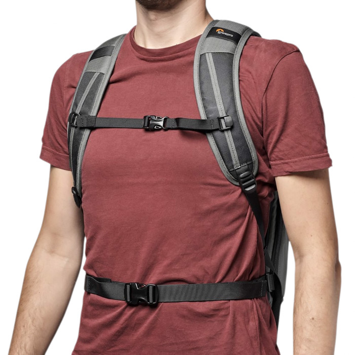 Lowepro Flipside 300 AW III Donkergrijs product in gebruik